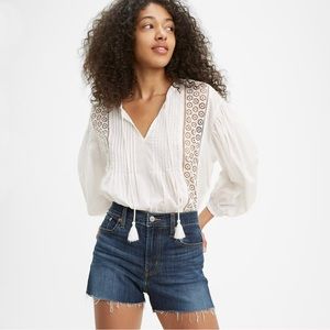 NWT Levi’s high rise shorts size 28